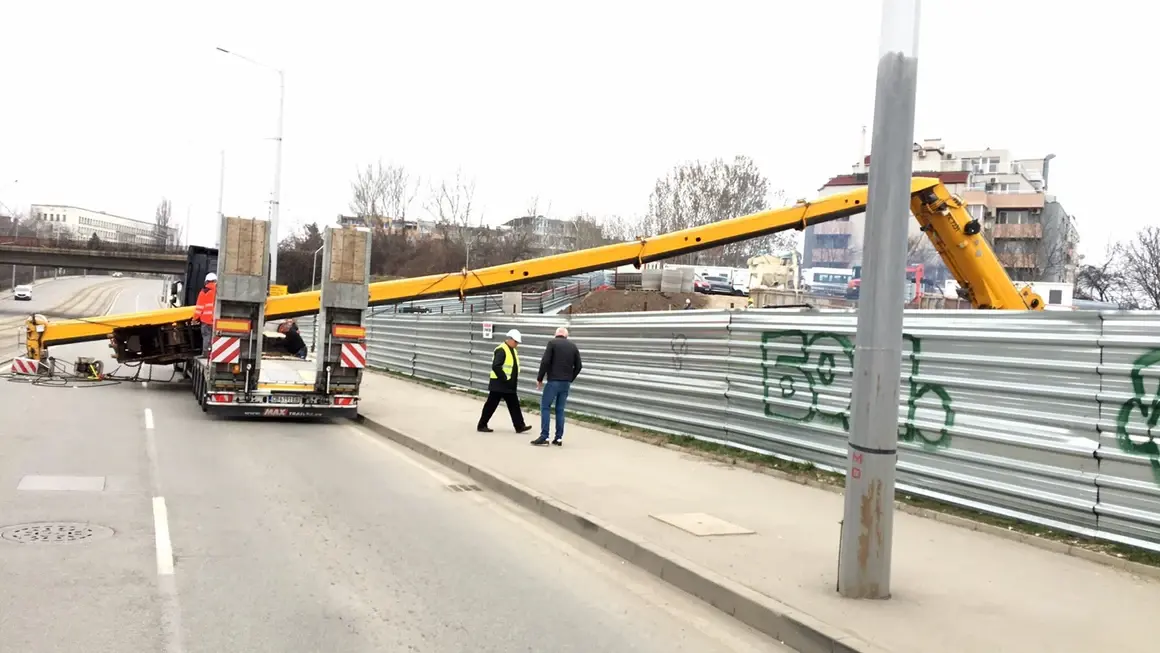 Кран падна при строежа на метрото на столичен булевард, няма пострадали