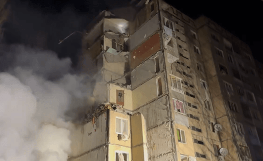 Русия атакува с дрон жилищен блок в Одеса, има загинали и ранени