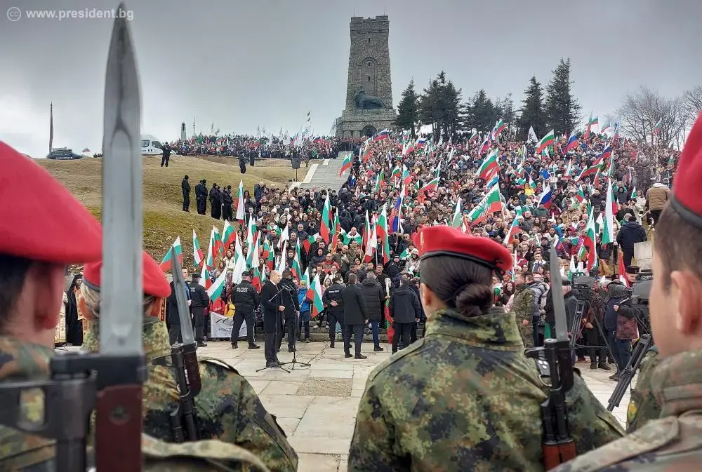 Радев заговори срещу "проповедниците на нихилизма и разделението" на връх Шипка