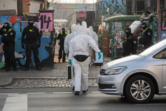 Полицията в Берлин е задържала още двама души докато издирването