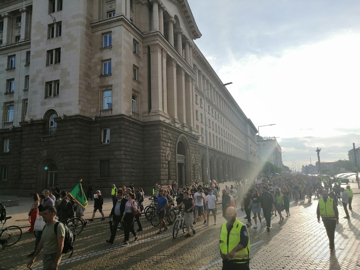При преминаването си край сградата на Министерския съвет протестиращите масово скандираха "Оставка". Според организаторите на протеста "ГЕРБ и Обединените патриоти са на път да ликвидират цялата мрежа Натура 2000".
Природозащитните организации твърдят, че промените в закона биват разглеждани без да се вземат предвид становищата на гражданските организации и научните институции.