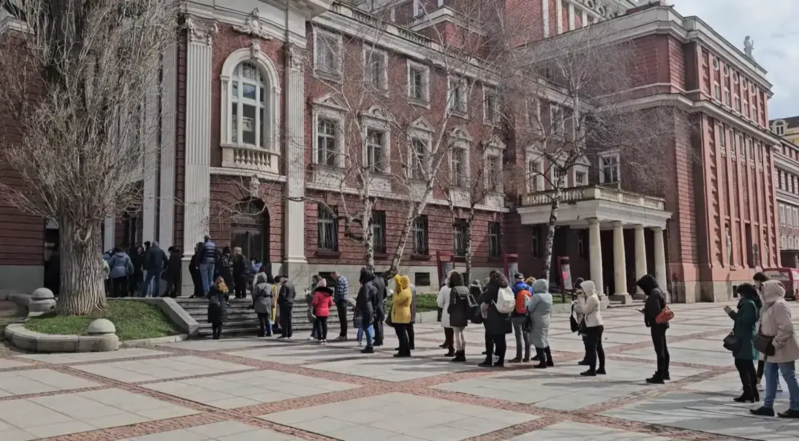Дълги опашки за билети се извиха пред Народния театър "Иван Вазов"