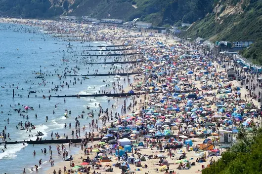 Препълнени плажове, алкохол и тонове отпадъци: Англия забрави за Covid-19