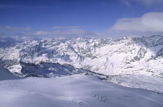 Откриха телата на петима изгубени скиори в швейцарските Алпи, шестият се издирва