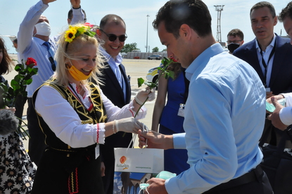 Бургас посрещна първите чуждестранни туристи с мед и рози
