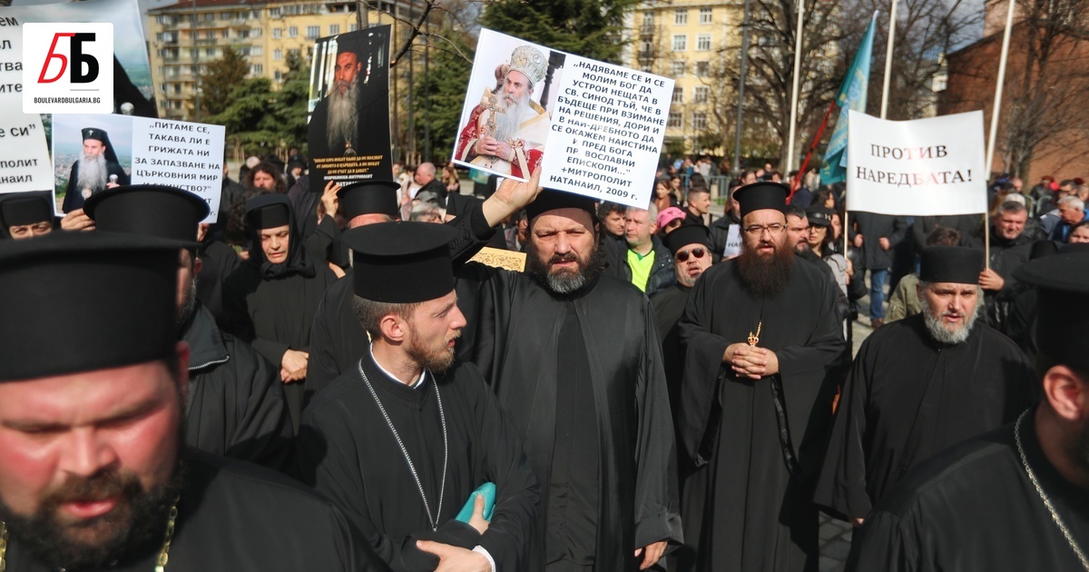 Свещеници от Сливенската епархия организираха протест пред Светия синод заради