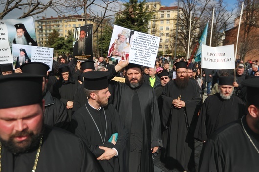 Свещеници от Сливенската епархия организираха протест пред Светия синод заради