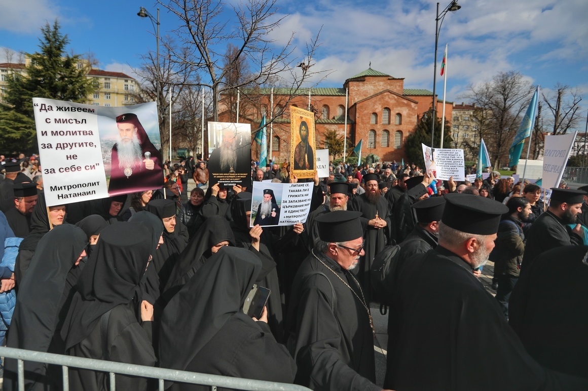 Съмненията, че митрополит Николай продължава с манипулациите, остават 