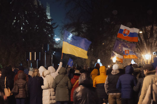 Хиляди излязоха по улиците на словашката столица Братислава вечерта на