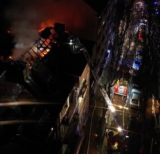 "Стояхме часове наред навън, без никой да ни предложи помощ". Пожарът в София от първо лице