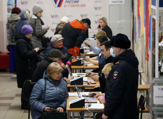 Арести заради анти-Путин надписи върху бюлетини във втория ден на изборите в Русия
