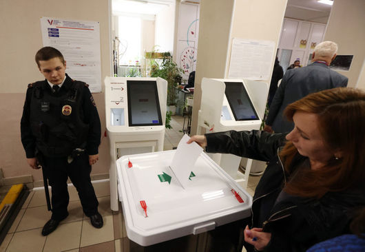 Последният ден от президентския вот в Русия започна с обвинения за саботаж от страна на Киев