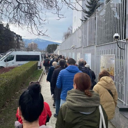 Огромна опашка се вие пред руското посолство в София показват
