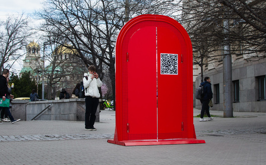 Накъде водят мистериозните червени врати по улиците в София, Пловдив и Варна?