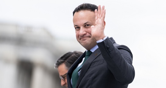 Министър председателят на Ирландия Лио Варадкар изненадващо обяви че подава оставка