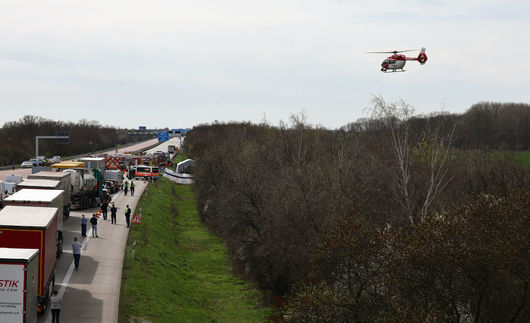 Най-малко петима души са загинали,  след като автобус се обърна на магистрала близо до Лайпциг