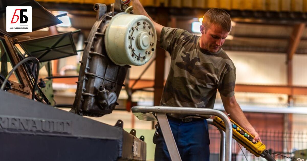 Франция ще даде стотици бронирани машини на Украйна като част