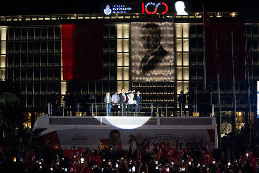 Партията на кметовете на Истанбул и Анкара вече е първа сила в Турция, Ердоган призна неуспеха 