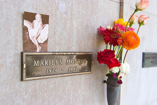 195 хил. долара, за да бъдеш погребан до Мерилин Монро. Мъж купи на търг гробно място до покойната актриса