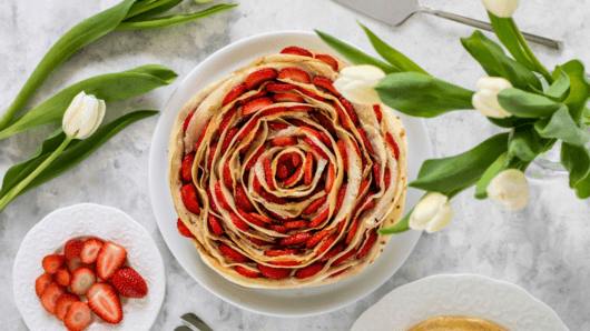 Как да приготвим палачинкова торта Роза с крем брюле и ягоди
