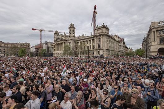 Десетки хиляди излязоха на централния в Будапеща за да протестират