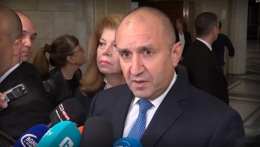 Държавният глава Румен Радев заяви че той нямало да остави