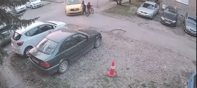 Шофьорът на такси, блъснал майка с дете и избягал, ще се размине с административни санкции