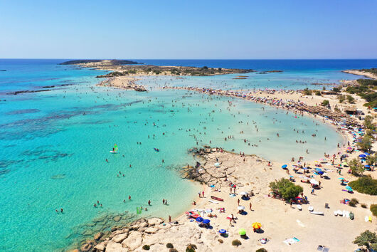 Нов закон в Гърция забранява разполагането на шезлонги на 70% от плажа