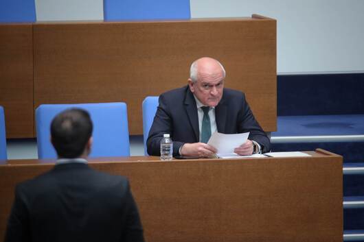 Димитър Главчев внезапно "се скри" от изслушването в Народното събрание