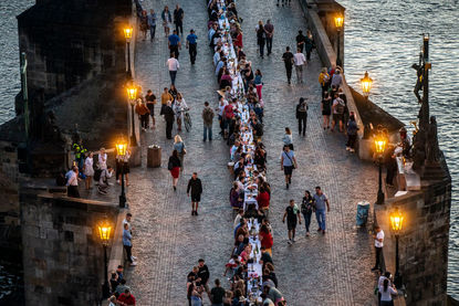 Прага се сбогува с коронавируса с 500-метрова маса на Карлов мост