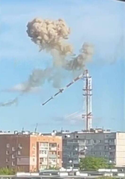 Част от телевизионната кула в източния украински град Харков се
