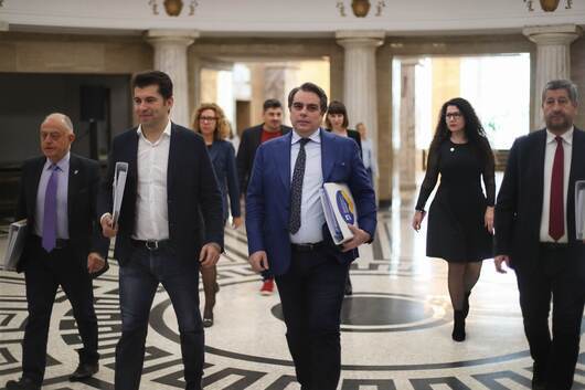 Бивши министри ще водят листи на ПП-ДБ. Денков е спряган за водач в два района