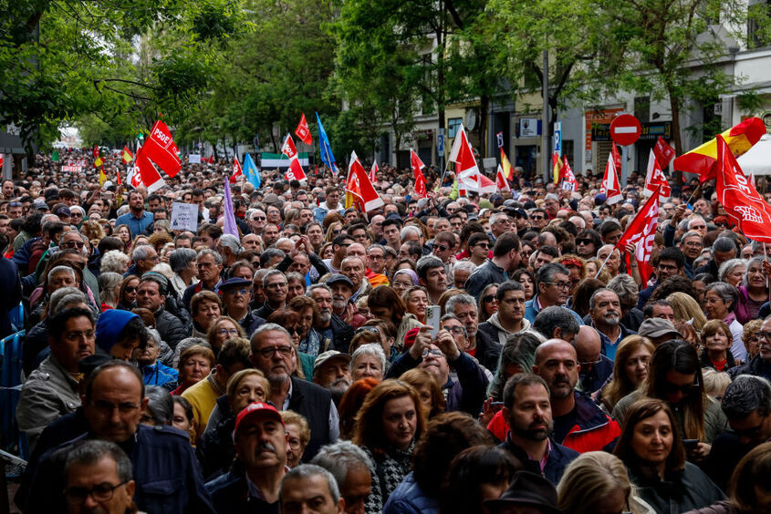 Хиляди излязоха на улиците в Мадрид в подкрепа на премиера Педро Санчес