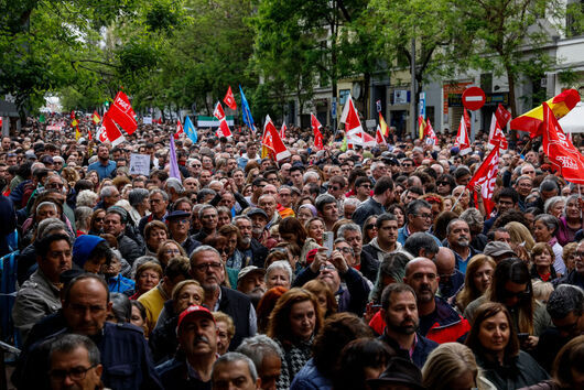 Хиляди поддръжници на испанския премиер Педро Санчес се включиха в