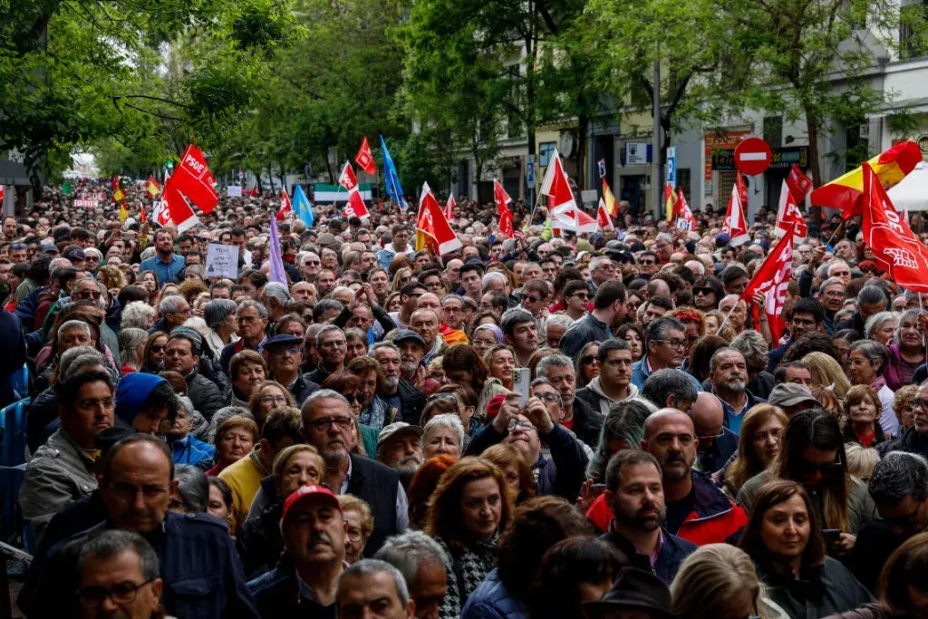 Хиляди излязоха на улиците в Мадрид в подкрепа на премиера Педро Санчес