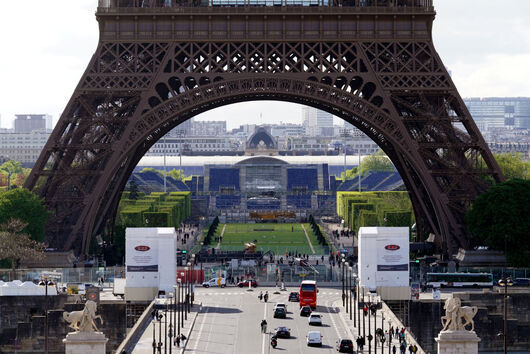 Волейбол под Айфеловата кула и коне във Версай. Париж вече се подготвя за Олимпийските игри 