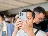Снимка на човек, който използва iPhone 15 Pro
