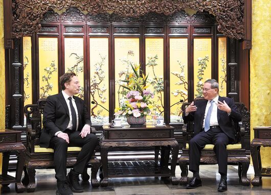 Илон Мъск се срещна с китайския премиер при изненадваща визита в Пекин