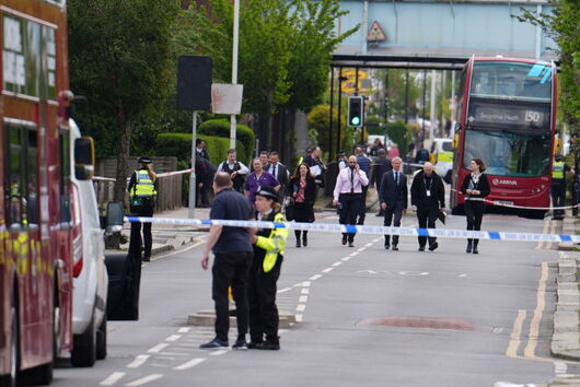 Мъж с меч уби 13-годишно момче и рани други четирима в Лондон