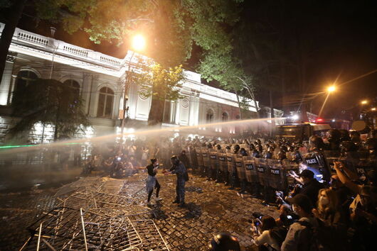 Сблъсъци, водни оръдия и сълзотворен газ в Грузия на нов протест срещу "руския закон"