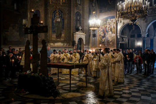 Православните християни в България отбелязват Разпети петък деня на Христовото