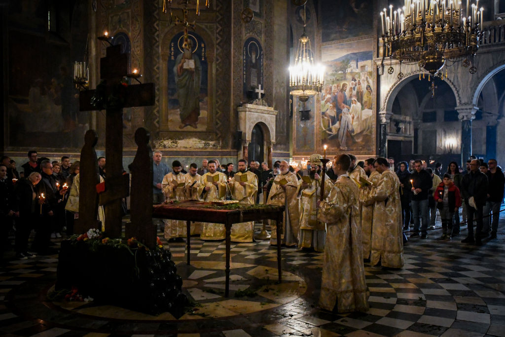 Разпети Петък е, християните се прекланят пред плащеницата на Божия син