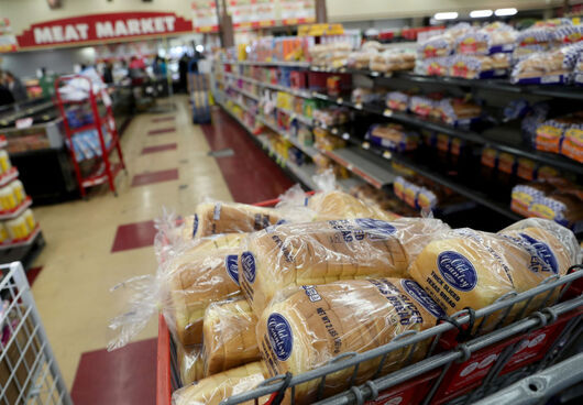 Хипермаркетите искат Радев да наложи вето върху регулацията за надценка на хляба
