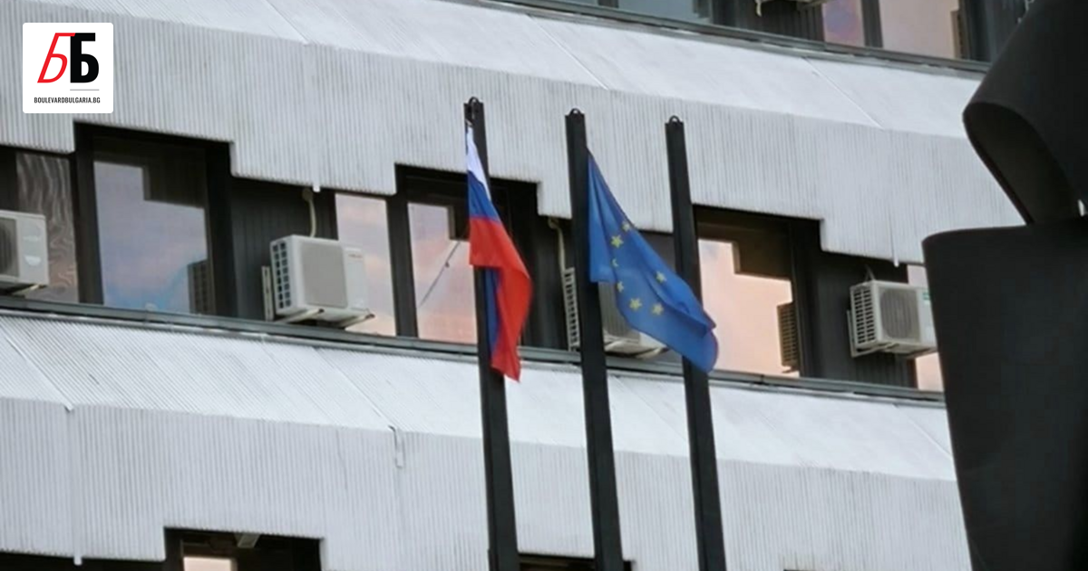 Руското знаме беше издигнато пред сградата на община Дупница при