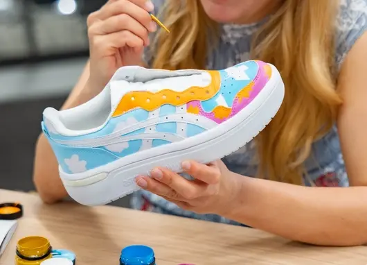Tokyo Vibe: Тео и Точка изрисуваха десетки кецове на ASICS с дракони, точки и тигри
