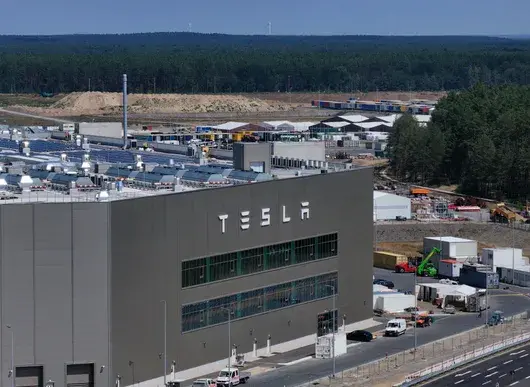 800 протестиращи се опитаха да щурмуват фабрика на Tesla в Германия