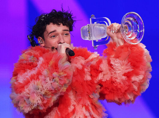 Швейцарският изпълнител Немо стана големият победител на конкурса Евровизия който