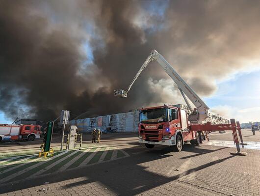 Голям пожар във Варшава е унищожил почти напълно търговски комплекс