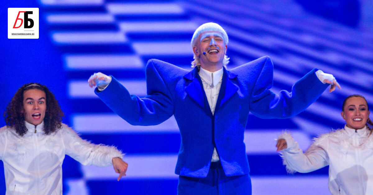 Във вторник на обяд, точно в 12 часа, камбаните на