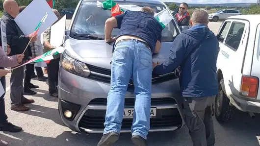 Активисти на "Възраждане" нападнаха екип на украинския "Енергоатом" в Белене
